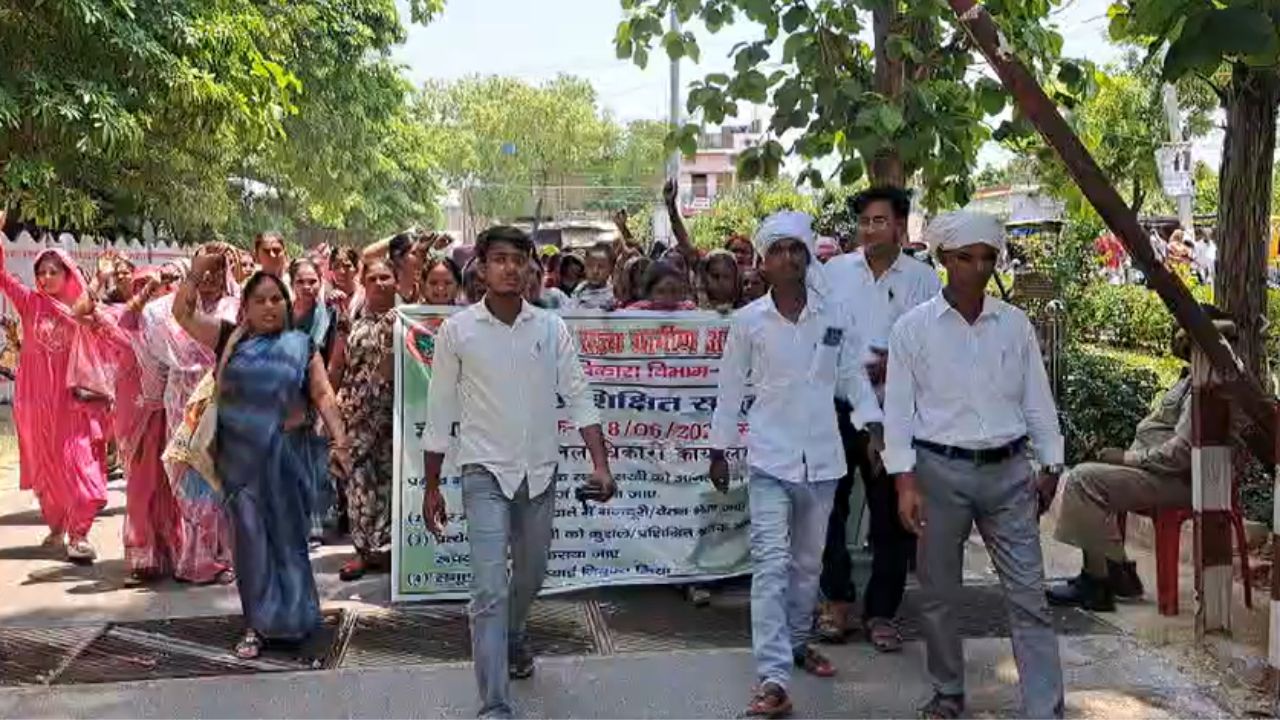 Balrampur News: समूह सखियों ने मानदेय और स्थायी नियुक्ति के लिए किया प्रदर्शन