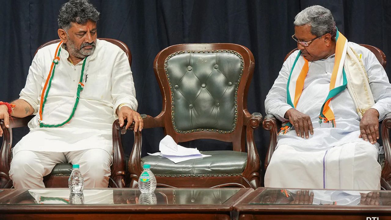 कर्नाटक सियासत में बड़ा दिन: दिल्ली में कांग्रेस आलाकमान से मिलेंगे शिवकुमार-सिद्धारमैया, तय होगी कैबिनेट लिस्ट