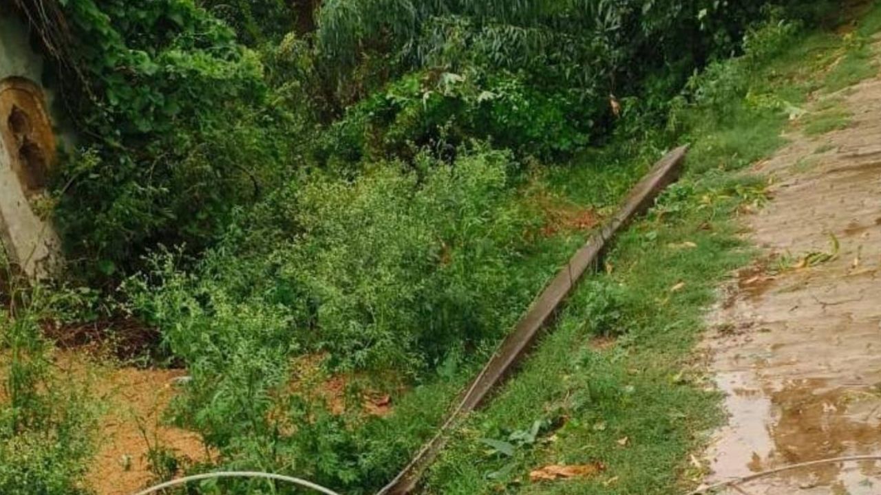 देवरिया में कुछ मिनटों के तूफान ने बदली तस्वीर: उड़ गए टिनशेड-छप्पर, अंधेरे में डूबे 52 गांव