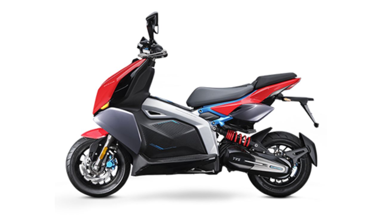 TVS का फ्लैगशिप इलेक्ट्रिक स्कूटर TVS X भी प्रीमियम सेगमेंट में एक बड़ा नाम है। इसमें 4.4kWh की बैटरी और 11kW की इलेक्ट्रिक मोटर दी गई है, जो एक बार चार्ज होने पर करीब 140 किलोमीटर तक की रेंज देने में सक्षम है। इसमें 10.2 इंच का बड़ा TFT टच डिस्प्ले, नेविगेशन और स्मार्ट इंफोटेनमेंट सिस्टम मिलता है। इसकी शुरुआती एक्स-शोरूम कीमत 2.66 लाख रुपये है। (Img- Official Site)