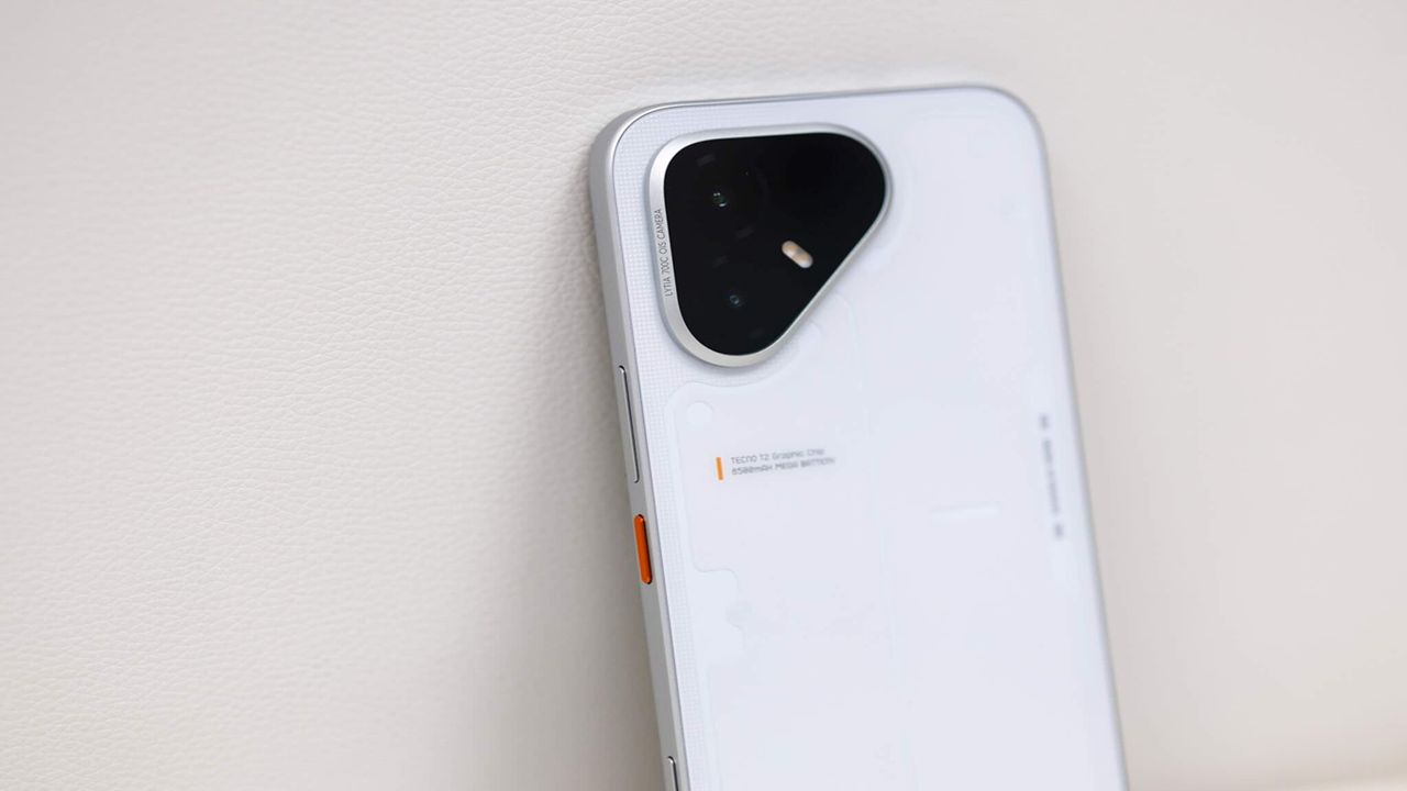 कनेक्टिविटी के मोर्चे पर यह फोन 5G, 4G, 3G नेटवर्क के साथ-साथ ब्लूटूथ, वाई-फाई, जीपीएस और एनएफसी (NFC) सपोर्ट के साथ आ सकता है। लीक हुए अन्य दावों की मानें तो यह फोन बाजार में तीन स्टोरेज वेरिएंट्स- 6GB+128GB, 8GB+128GB और 8GB+256GB में पेश किया जा सकता है। (Img- Internet)