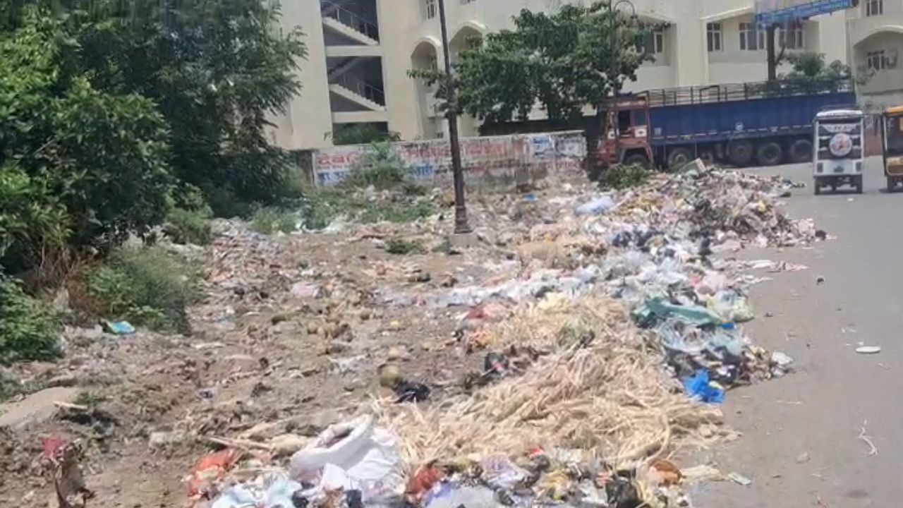 Deoria: एक तरफ स्कूल, दूसरी तरफ अस्पताल…  ‘महामारी की बड़ी चिंगारी’, हवाओं में घुला जहर