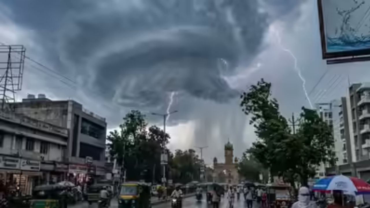 UP Weather Update: चिलचिलाती धूप और रिकॉर्ड तोड़ तपन से कब मिलेगी राहत? जानें यूपी में कब तक जारी रहेगा भीषण गर्मी का कहर!