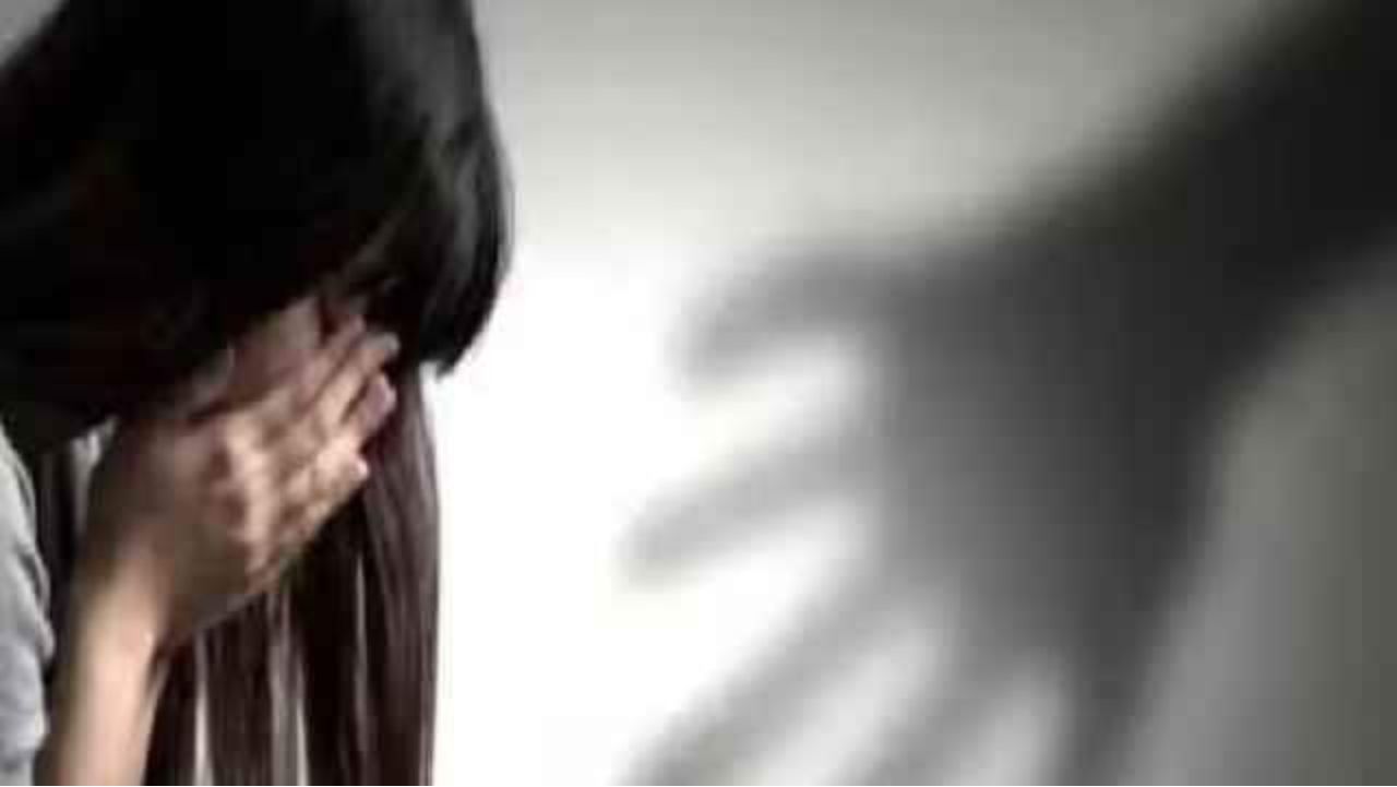 बांके बिहारी की गली में सरेआम वारदात, महिला अफसर पर हमला; कैमरे में कैद खौफनाक सच के बाद क्यों मौन रही पुलिस?