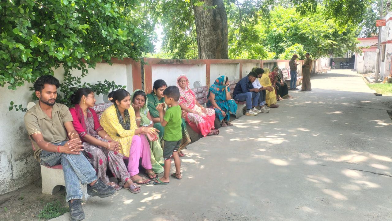 उत्तर प्रदेश के बदायूं जिले के दातागंज कोतवाली क्षेत्र स्थित खानपुर दया गांव में एक ऐसा वाकया हुआ जिसने पूरे इलाके को झकझोर कर रख दिया। गांव का रहने वाला 32 वर्षीय सुनील (पुत्र देव सिंह) मंगलवार को अपनी 12 साल की भतीजी प्रतीक्षा (पुत्र अजीत) के साथ खेत में मक्के की पकी फसल तोड़ने गया था। दोनों चाचा-भतीजी काम में मशगूल थे कि तभी अचानक एक तेज चीख गूंजी और पल भर में सब कुछ खत्म हो गया।