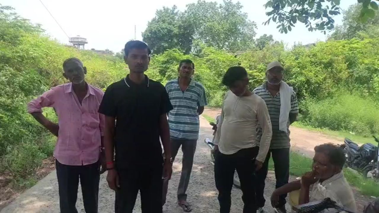 दरअसल, मक्के के उस खेत के ठीक ऊपर से बिजली विभाग की हाईटेंशन लाइन गुजर रही थी। मक्का तोड़ते समय सुनील का ध्यान ऊपर नहीं गया और वह अचानक इन तारों की चपेट में आ गया। करंट इतना जोरदार था कि सुनील को संभलने का मौका तक नहीं मिला और मौके पर ही उसकी तड़प-तड़प कर मौत हो गई। वहीं पास खड़ी मासूम प्रतीक्षा भी इसकी चपेट में आकर बुरी तरह झुलस गई। आनन-फानन में ग्रामीणों ने बच्ची को इलाज के लिए बरेली के अस्पताल में भर्ती कराया है, जहां उसकी हालत बेहद नाजुक बनी हुई है।