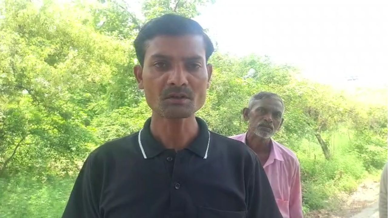 सुनील अपने पीछे दो मासूम बच्चों (एक 7 वर्ष और दूसरा 5 वर्ष) को छोड़ गया है। घर के कमाऊ सदस्य की इस तरह अचानक मौत से पत्नी बेसुध हो चुकी है और बच्चों का रो-रोकर बुरा हाल है। सूचना पर पहुंची दातागंज कोतवाली पुलिस ने शव का पंचनामा भरकर उसे जिला मुख्यालय पोस्टमार्टम के लिए भेज दिया है।