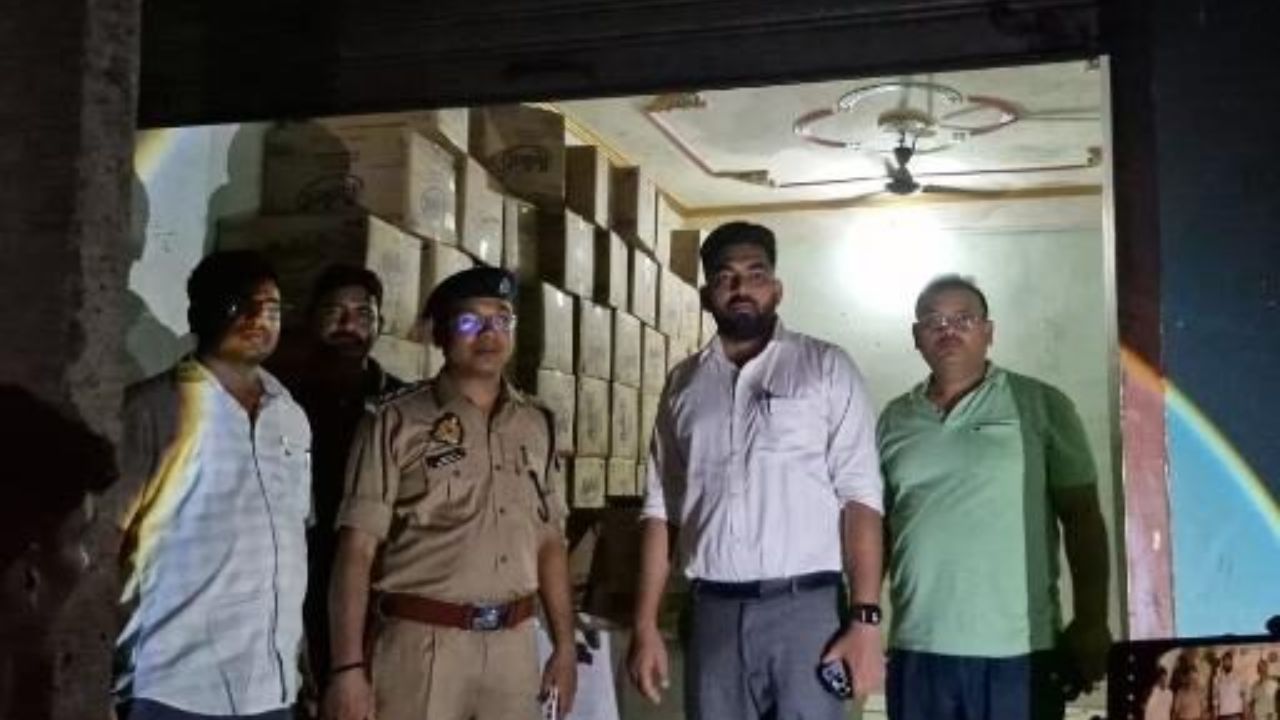सीमा पार तस्करी पर बड़ा प्रहार: SDM, CO ने पकड़ा 3 लाख का विदेशी माल, नेपाल भेजने की थी तैयारी