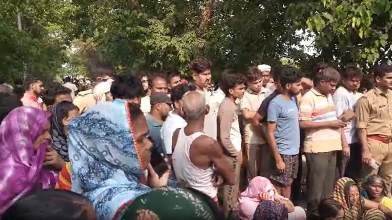 देवरिया में दर्दनाक घटना: आवारा सांड ने ली किसान की जान, प्रशासन के खिलाफ विरोध