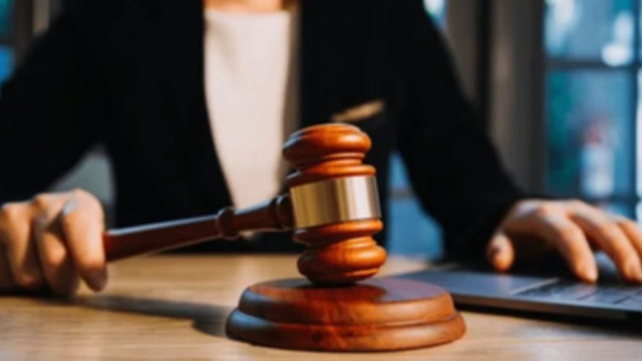 रेलवे के वकीलों की फीस में बड़ा उछाल, हाईकोर्ट-सुप्रीम कोर्ट तक बदले रेट!