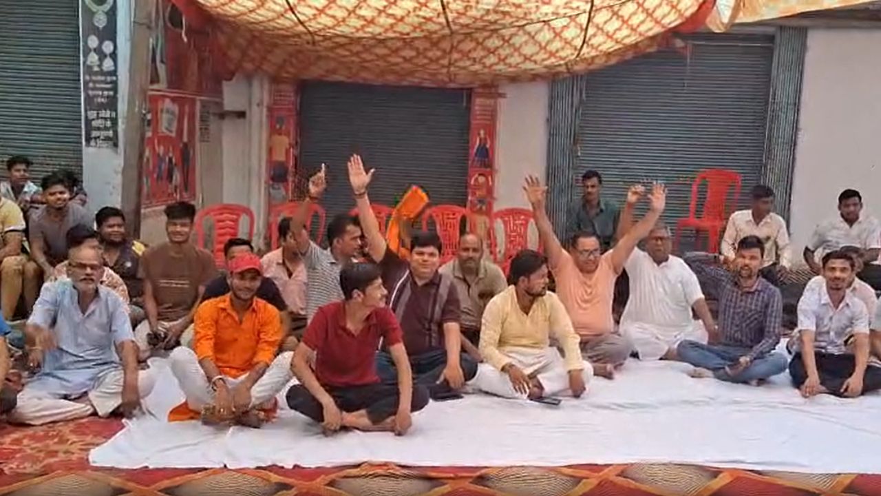 बदायूं में आखिर क्यों सड़कों पर उतरे सैकड़ों लोग? 200 साल पुराने इस धार्मिक स्थल को लेकर बढ़ा विवाद