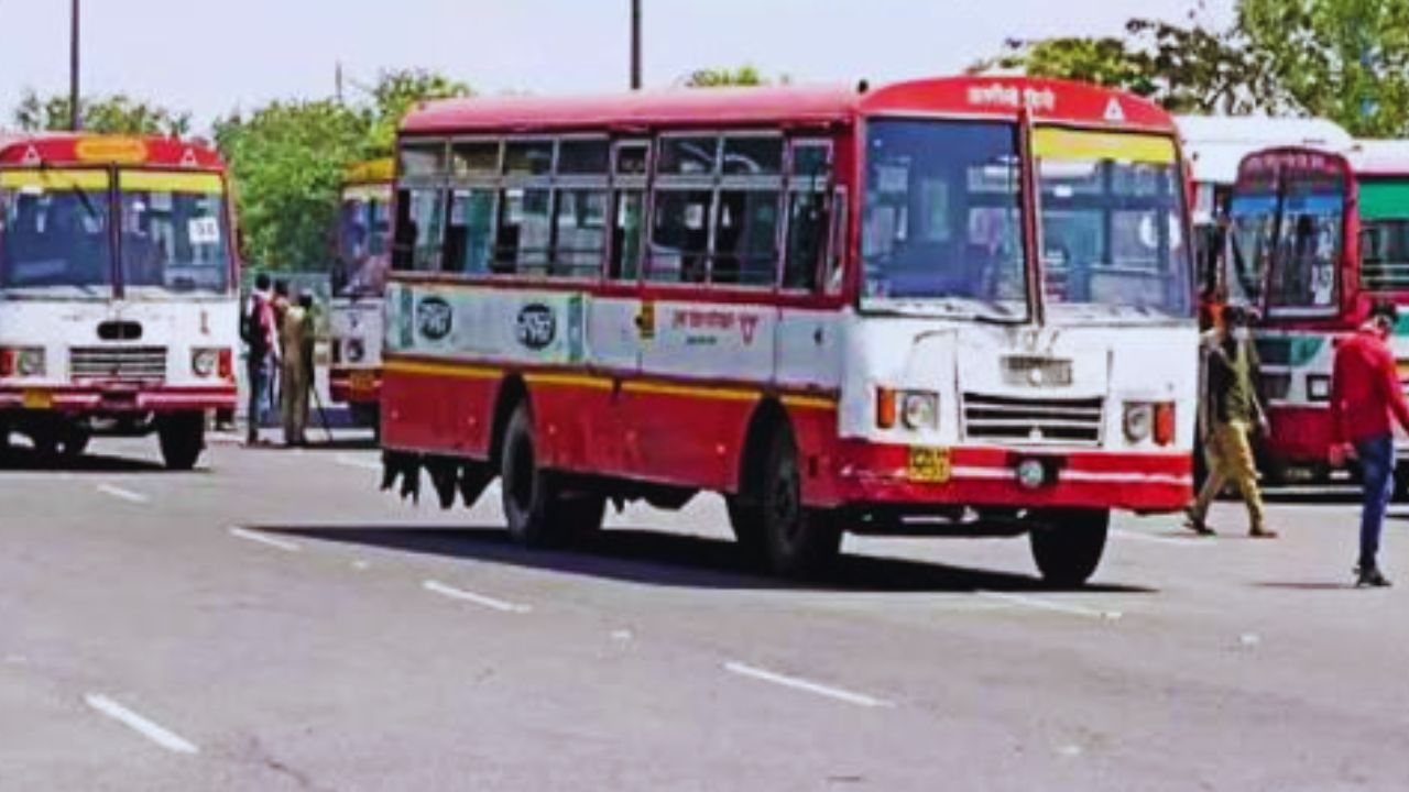 आगरा में महिला बस परिचालक का पुलिस पर गंभीर आरोप, चौकी में बंद कर थप्पड़ मारने का दावा