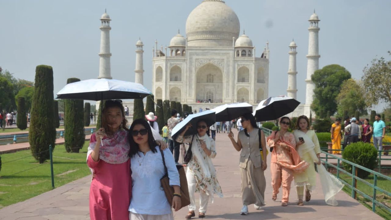 Agra Weather Update: बारिश की राहत के बाद अचानक तपे मौसम के तेवर, ताजमहल देखने पहुंचे सैलानियों के साथ जो हुआ…