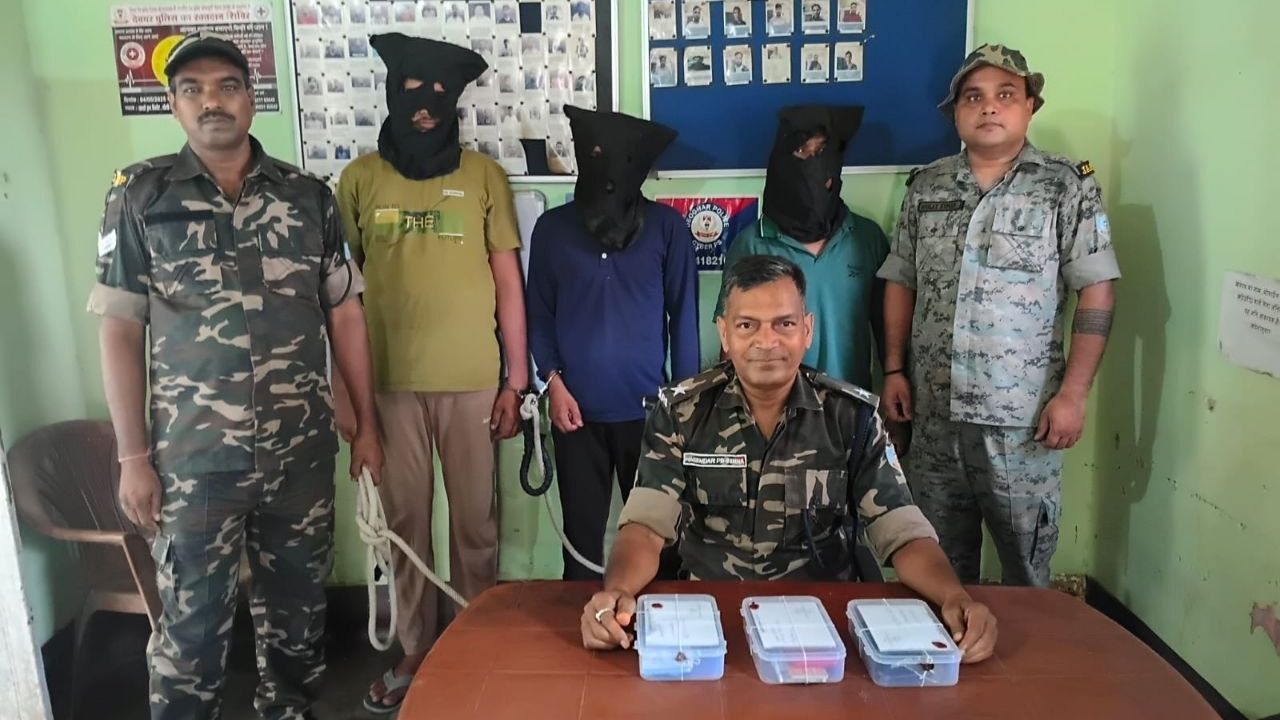 Deoghar Cyber Crime: देवघर में फिर दबोचे गए शातिर ठग, लेकिन पुलिसिया कार्रवाई के बीच सुलग रहा है सबसे बड़ा