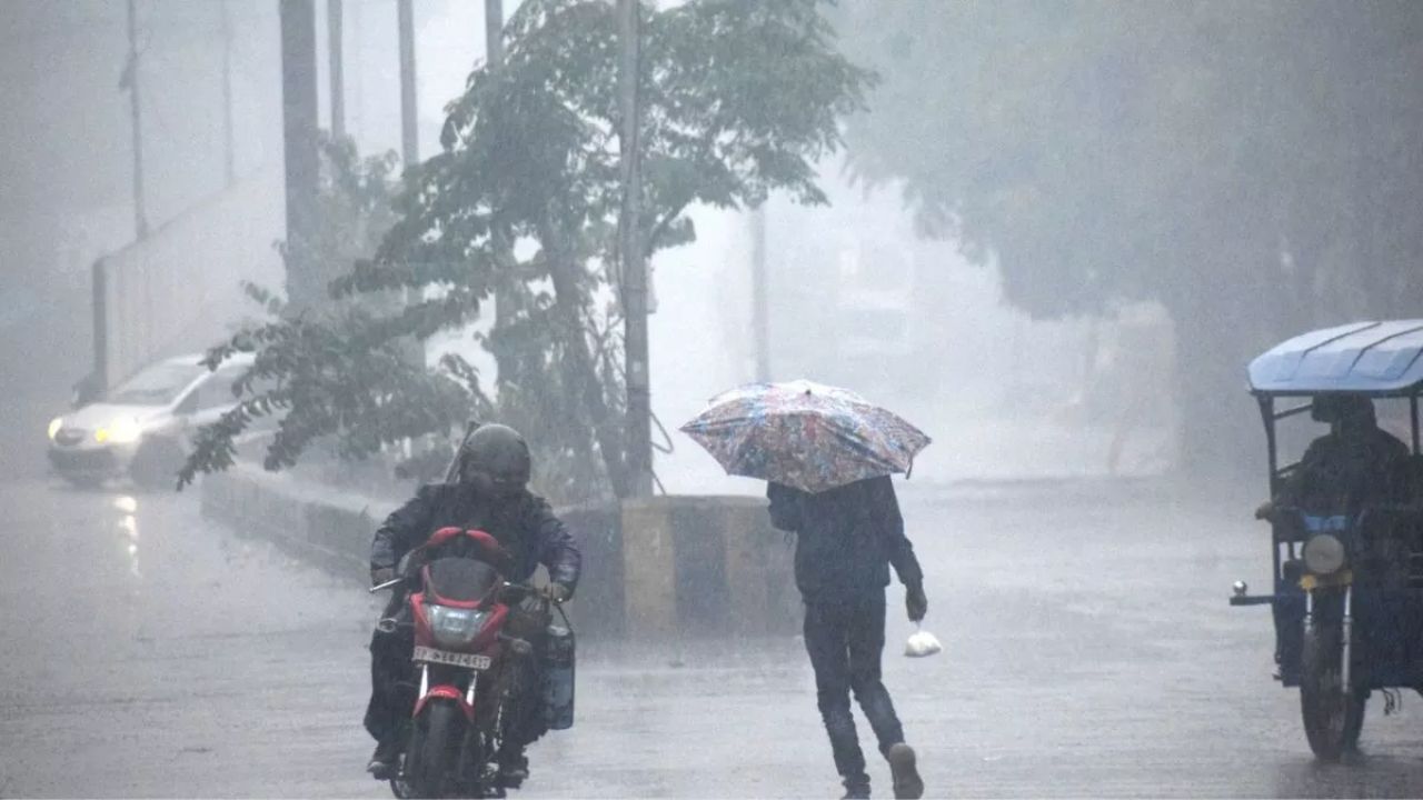 आधी रात के बाद बदला मौसम का मिजाज, टूटे पेड़-बिजली गुल… अब यूपी वालों के लिए आज क्या है सबसे बड़ा खतरा?