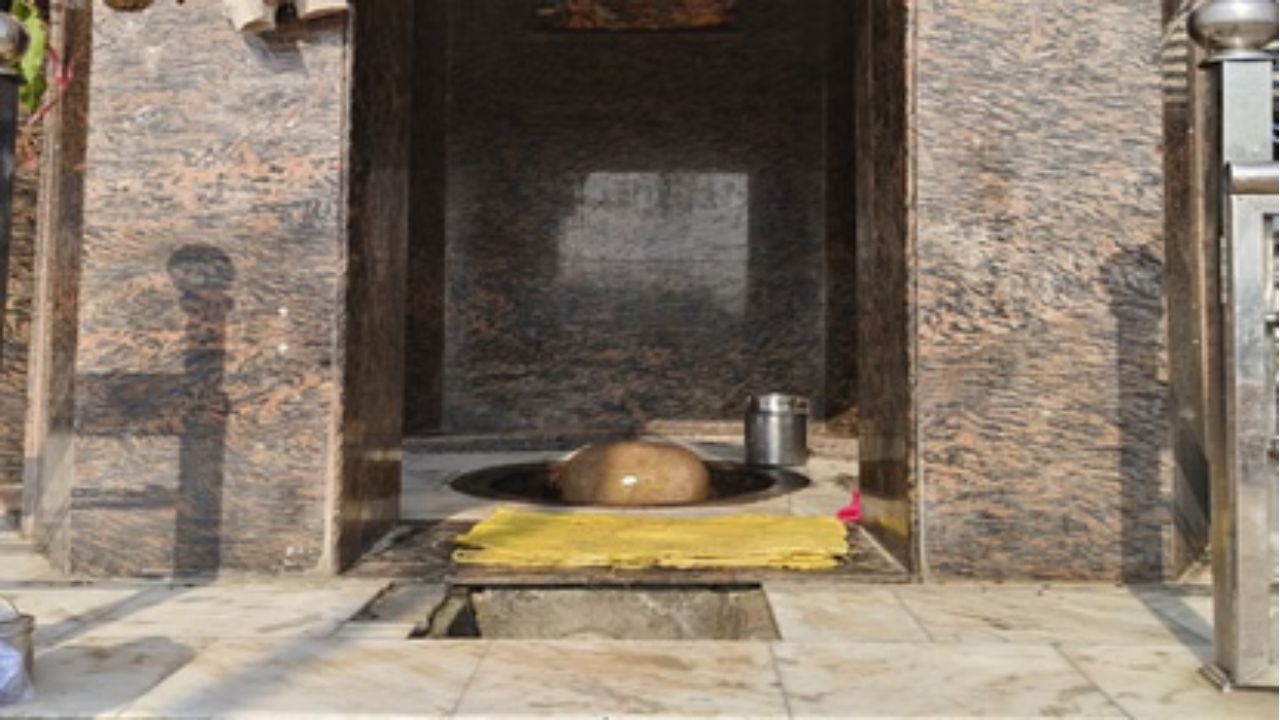 वनखंडेश्वर महादेव मंदिर में खुदाई के दौरान मिला रहस्यमयी खजाना, फिर अचानक हो गया गायब
