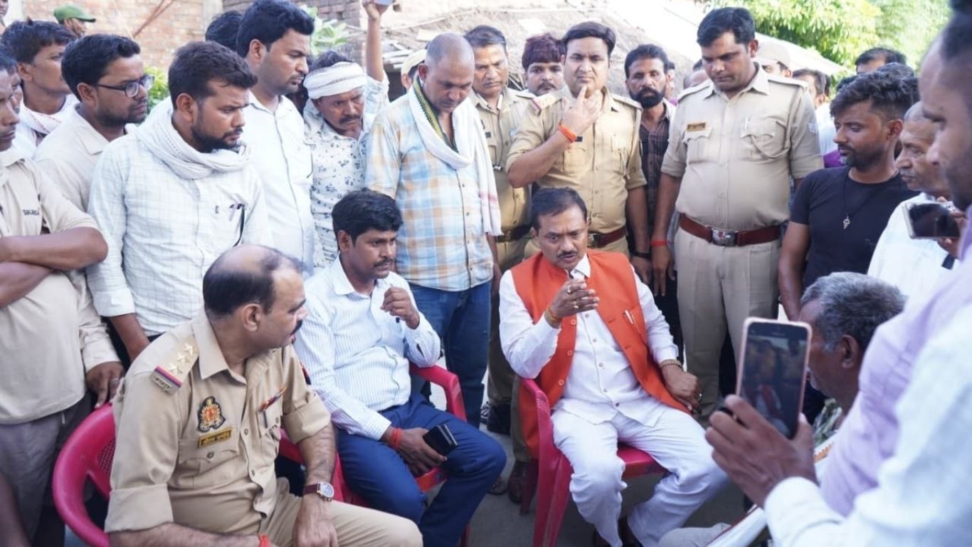 अमेठी में मृतक लाइनमैन के घर पहुंचे राजेश अग्रहरी, दुख की घड़ी में बढ़ाया मदद का हाथ