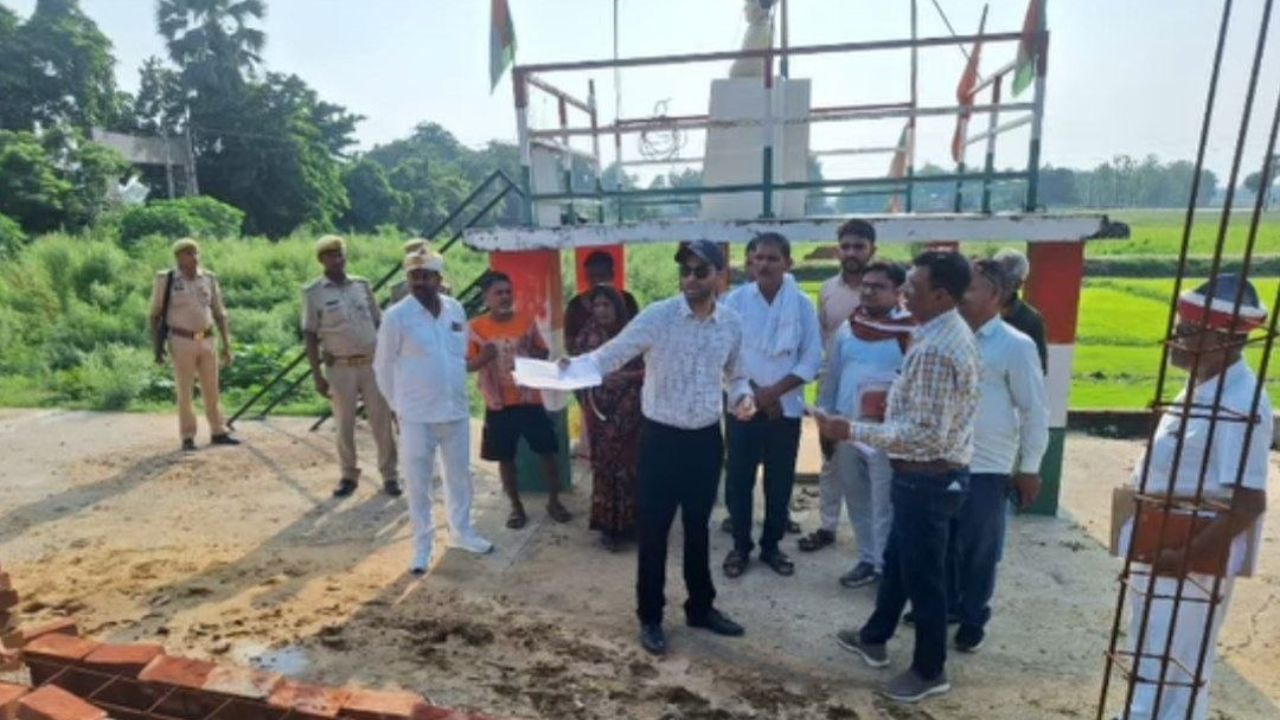 Deoria News: देवरिया में अवैध निर्माण करने वालों की अब खैर नहीं, डीएम के पहुंचते ही रुका काम
