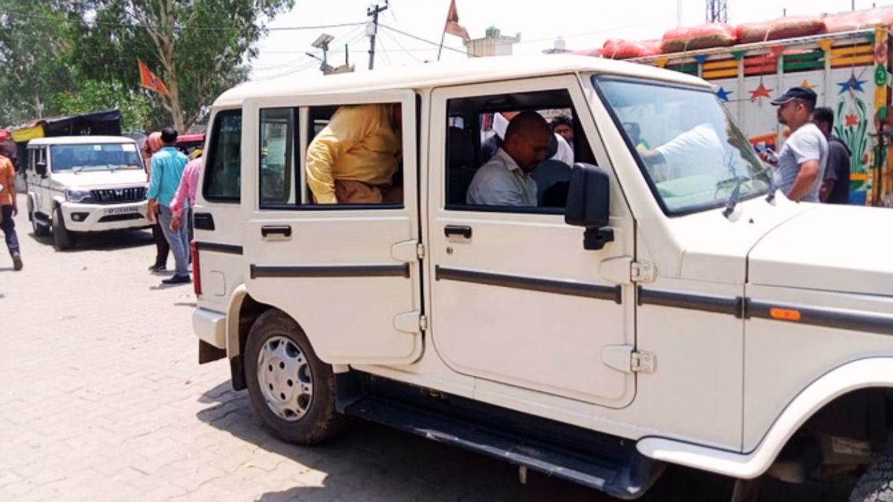 रिश्वत की रकम हाथ में आते ही खुल गया राज! बीएसए कार्यालय का बाबू एंटी करप्शन टीम के शिकंजे में