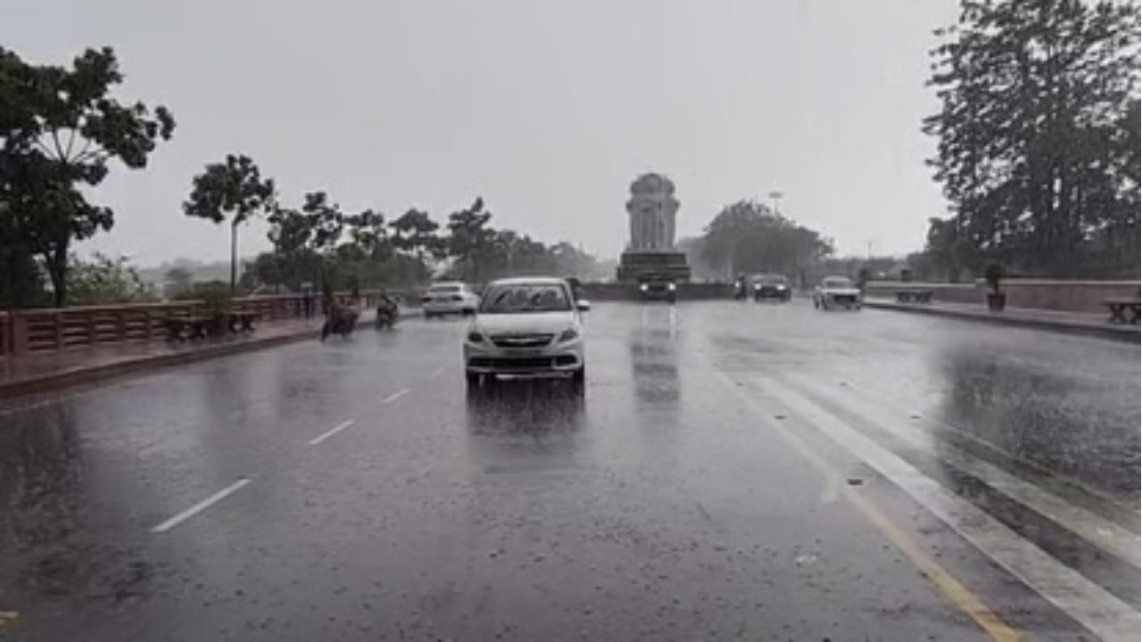 UP Weather Today: यूपी के 63 जिलों में कुदरत का बड़ा अलर्ट, अगले 4 दिन बंद कमरे में रहने की चेतावनी!