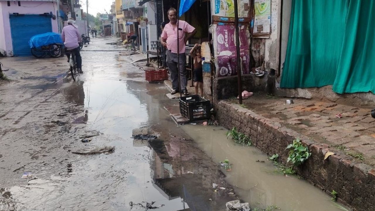 पहली ही बारिश में तालाब में तब्दील हुआ नेशनल हाईवे, कोल्हुई कस्बे में ड्रेनेज सिस्टम फेल होने से फूटा जनता का गुस्सा