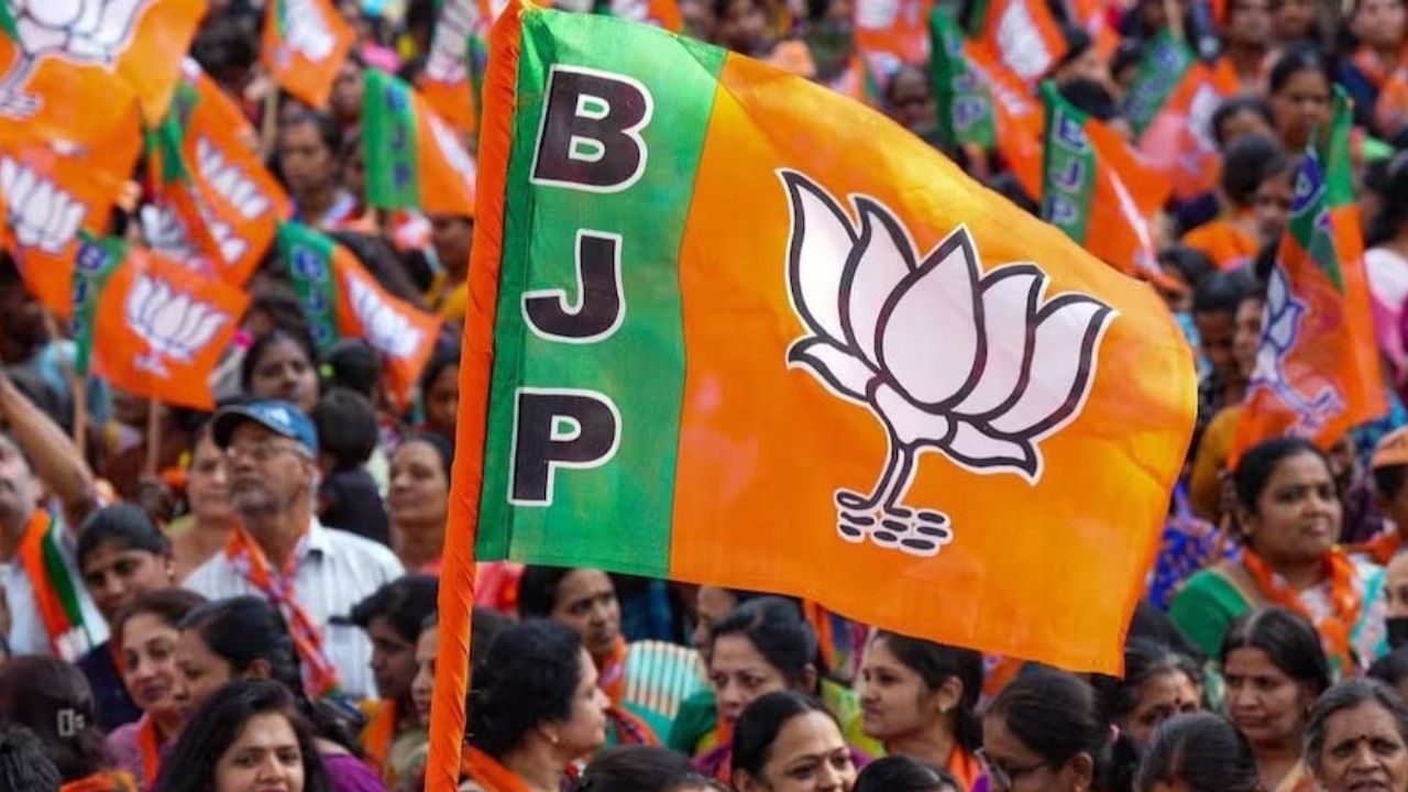 यूपी में बड़ा सियासी फेरबदल, कई जिलों के प्रभारी मंत्रियों को बदला गया; जानिये कौन हटा, किसको मिली जिम्मेदारी