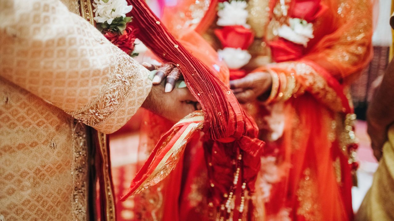 25 शादियां, करोड़ों की ठगी और नेताओं से रिश्ते! आखिर कौन है ‘शादी वाला ठग’ अनुज, जिसकी असलियत ने सबको चौंका दिया?