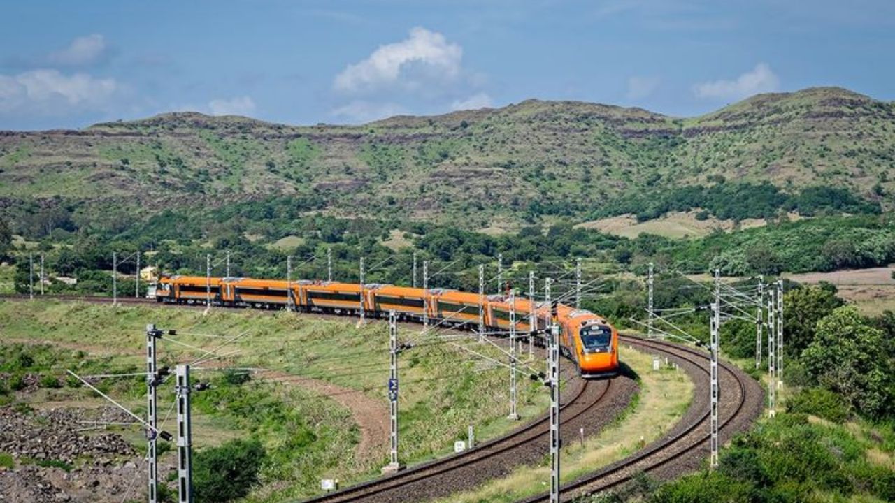 दहशत में वंदे भारत के दुश्मन: जब आसमान से आई ‘कयामत’ तो पटरियों पर छिप गए पत्थरबाज!