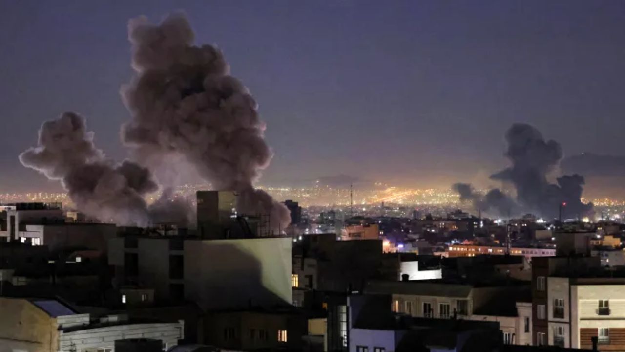 US Iran Conflict: डील की उम्मीदों के बीच भड़का नया संघर्ष, ईरान के मिसाइल हमले पर अमेरिका ने किया पलटवार