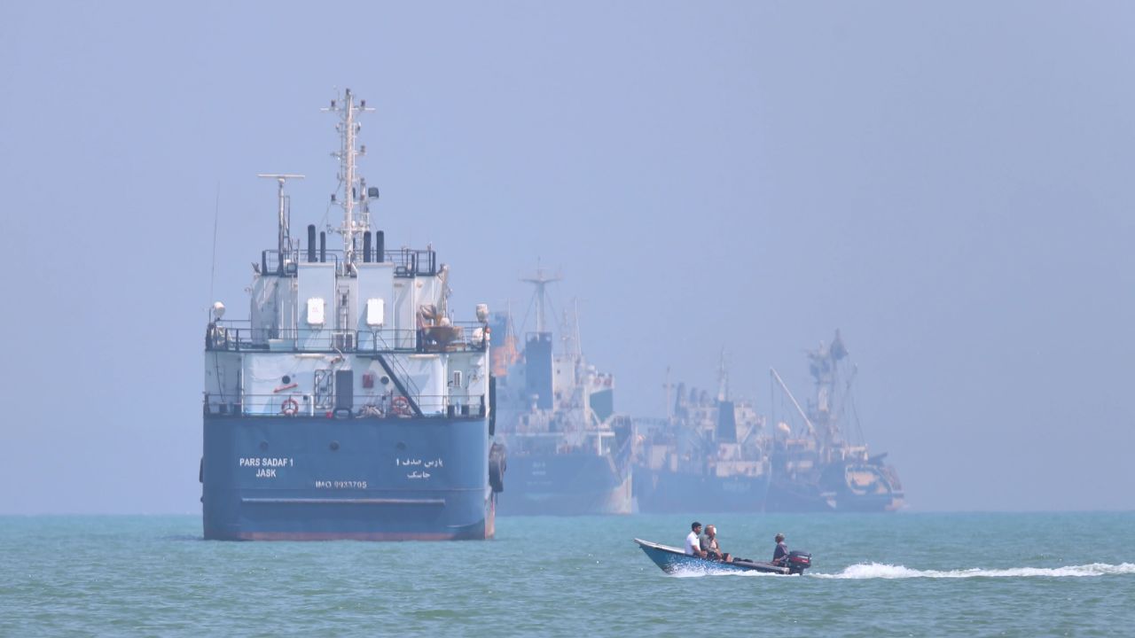 Oman Sea Rescue: समुद्र में डूबी भारतीयों से भरी नौका, अमेरिकी नौसेना ने बचाई14 जिंदगियां