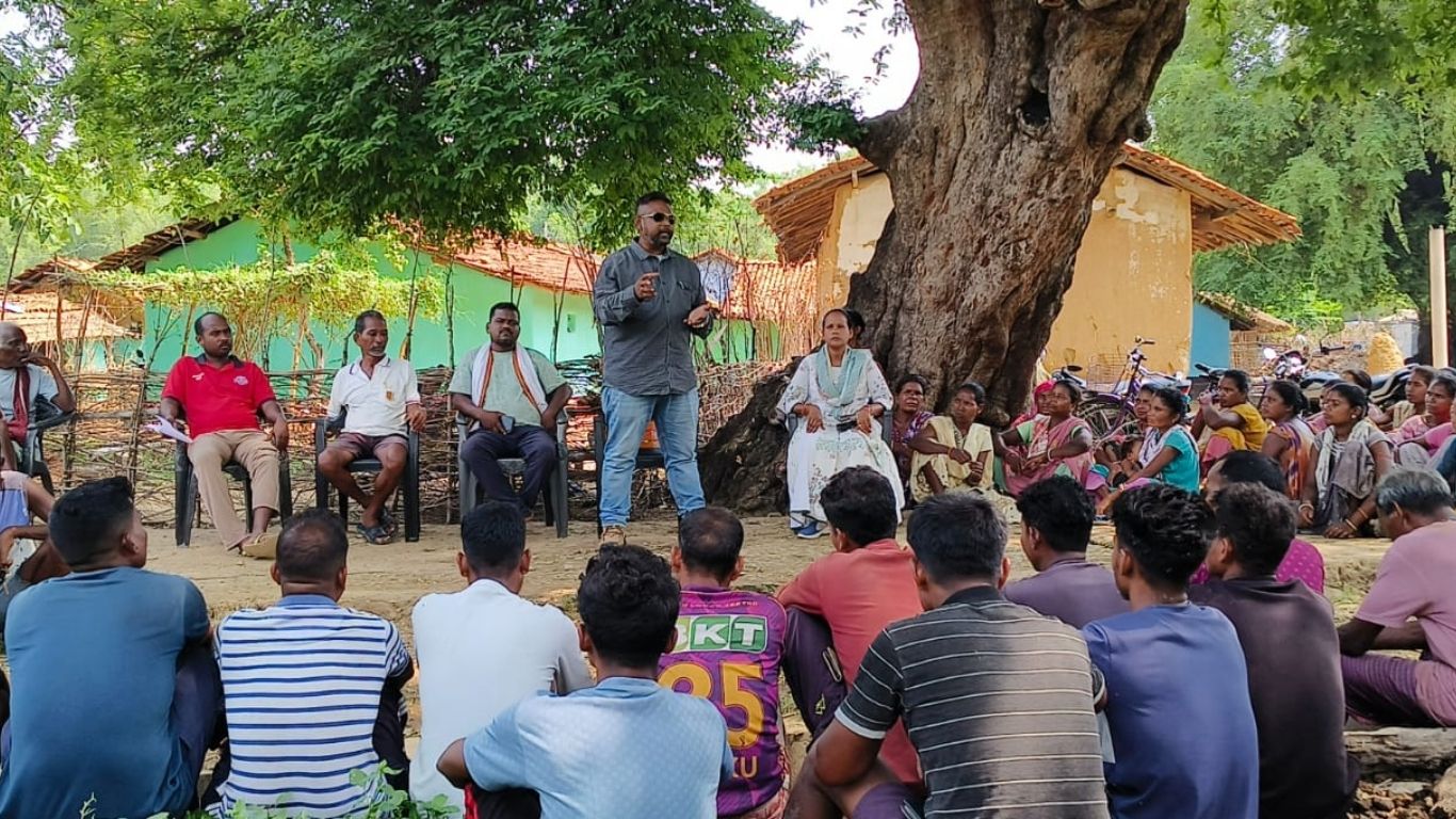 Chaibasa: गांव की सहमति के बिना कैसे तय हुई जमीन? सलिगुटू में पुनर्वास को लेकर भड़का विरोध, प्रशासन पर उठे गंभीर सवाल