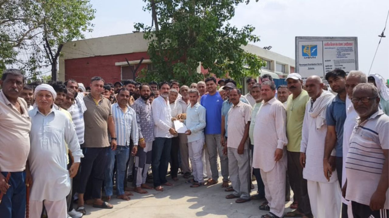 Rohtak Power Cut: बिजली कटौती से भड़के ग्रामीण, 132 केवी पावर हाउस पर घंटों धरना, अधिकारियों ने दिया 5 दिन का आश्वासन