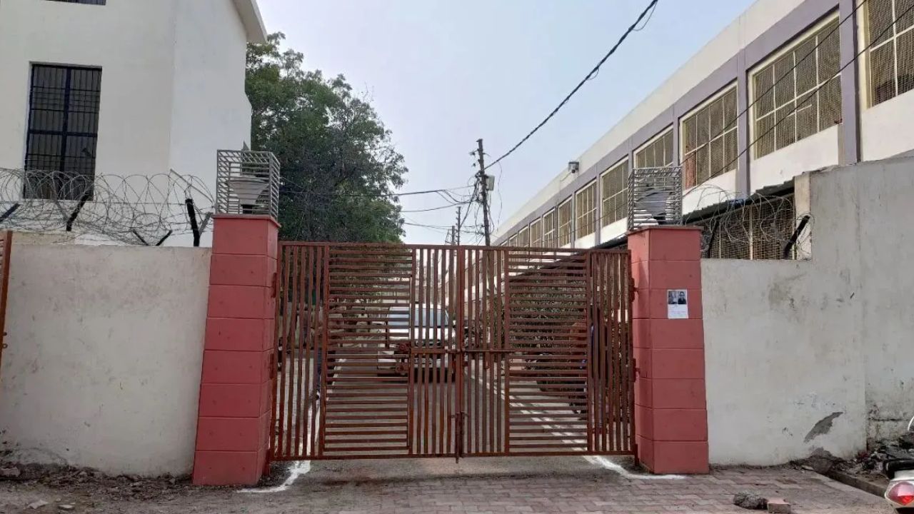 वृंदावन बालिका गृह में जांच के दौरान बड़ा खुलासा, सुरक्षा व्यवस्था पर उठे सवाल