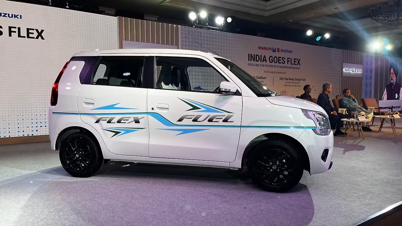 यह सामान्य वैगनआर का फ्लेक्स-फ्यूल (Flex-Fuel) वर्जन है, जिसे पेट्रोल के साथ-साथ भारी मात्रा में इथेनॉल ईंधन पर भी चलाने के लिए डिजाइन किया गया है। जून 2026 की शुरुआत में इसे पहली बार दुनिया के सामने पेश किया गया था और अब इसकी कीमतों का भी खुलासा कर दिया गया है। (Img- Internet)