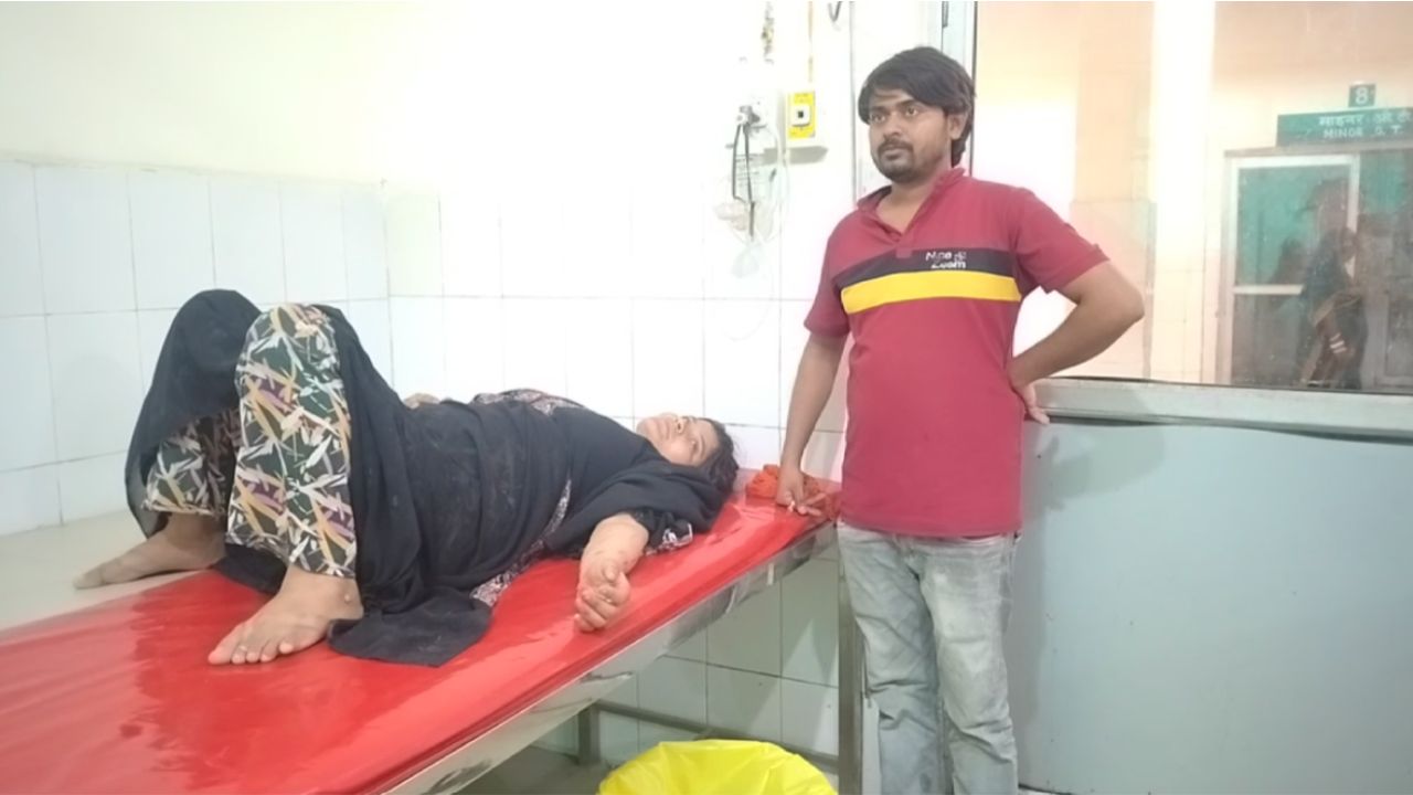 Budaun: कपड़ा चोरी के शक में महिला पर जुल्म, घर में घुसकर दबंगों ने की बेरहमी से पिटाई