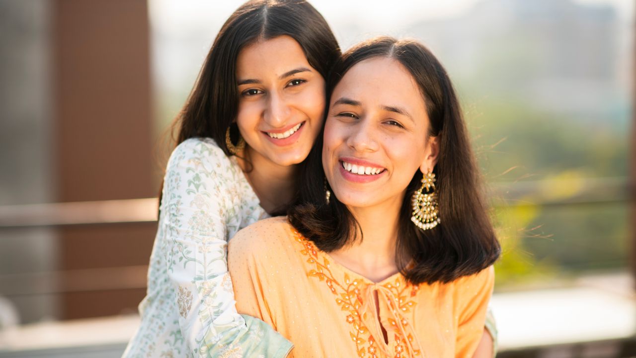 इस चर्चा को और अधिक सहज बनाने के लिए मां अपने पहले पीरियड का अनुभव बेटी के साथ शेयर कर सकती हैं। शुरुआत में उन्हें जिन चुनौतियों का सामना करना पड़ा, उनके बारे में खुलकर बात करें। इसके साथ ही, बेटी को पीरियड्स के दौरान या उससे ठीक पहले होने वाले शारीरिक और मानसिक बदलावों (PMS) के लिए तैयार करें। (फोटो सोर्स- Pinterest)