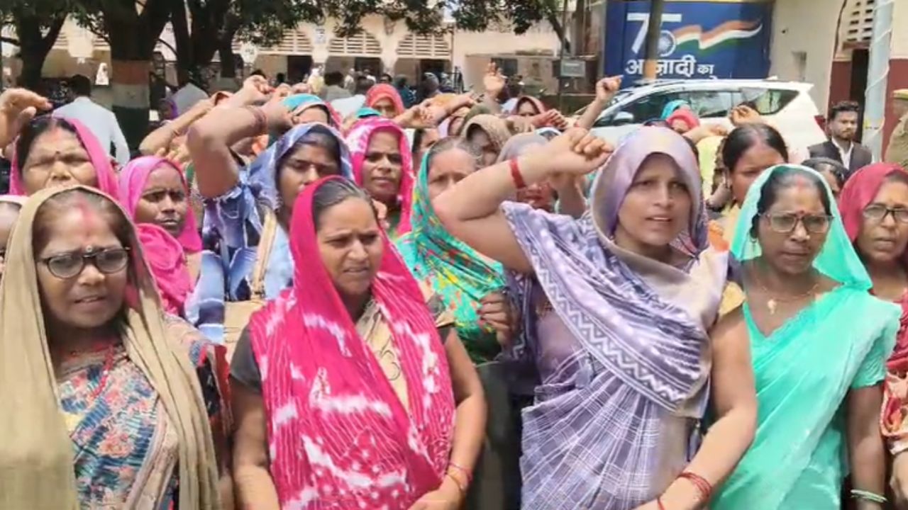 Deoria News: शौचालय कर्मियों ने खोला मोर्चा, मानदेय में अनियमितता की शिकायत