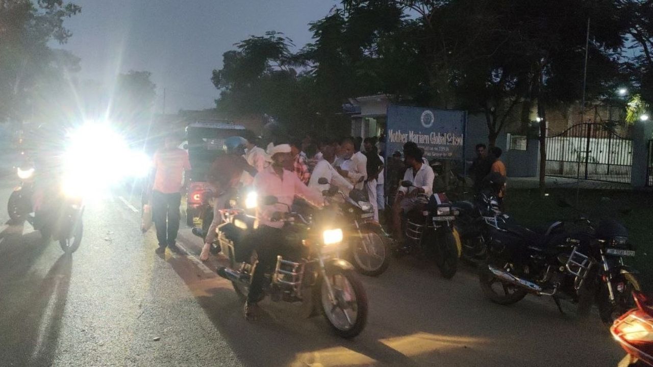 महराजगंज में दो बाइकें टकराईं, दो जिंदगीें खतरे में… लोगों ने यूं बचाई जान