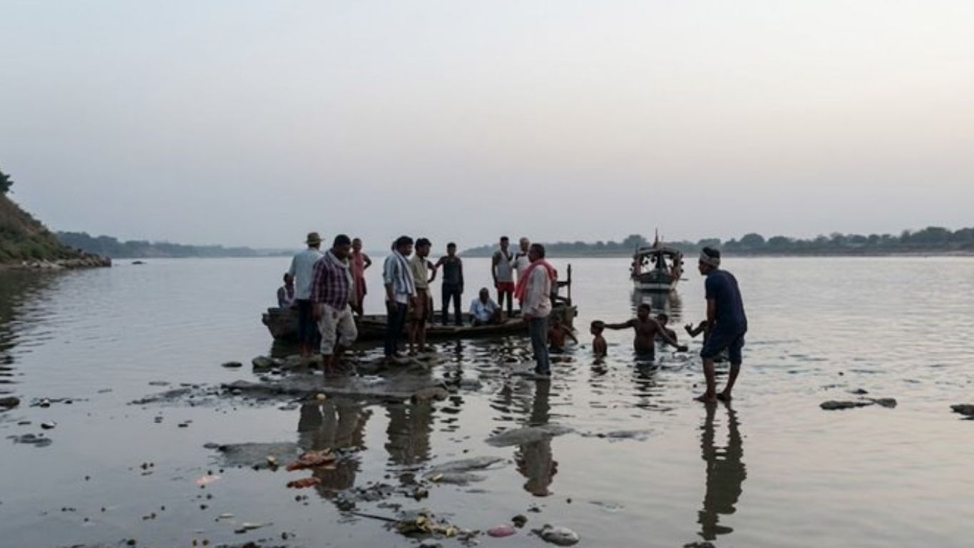 मिर्जापुर : फतहा घाट पर चीख-पुकार! गहरे पानी में डूबे चार किशोर, दो नहीं लौटे घर