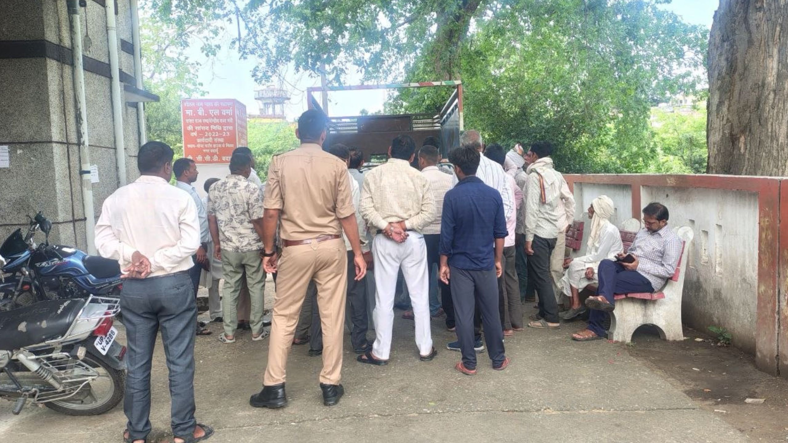 बदायूं में कुदरत का कहर: आंधी से गिरा पीपल का पेड़, मलबे में चली गई जान