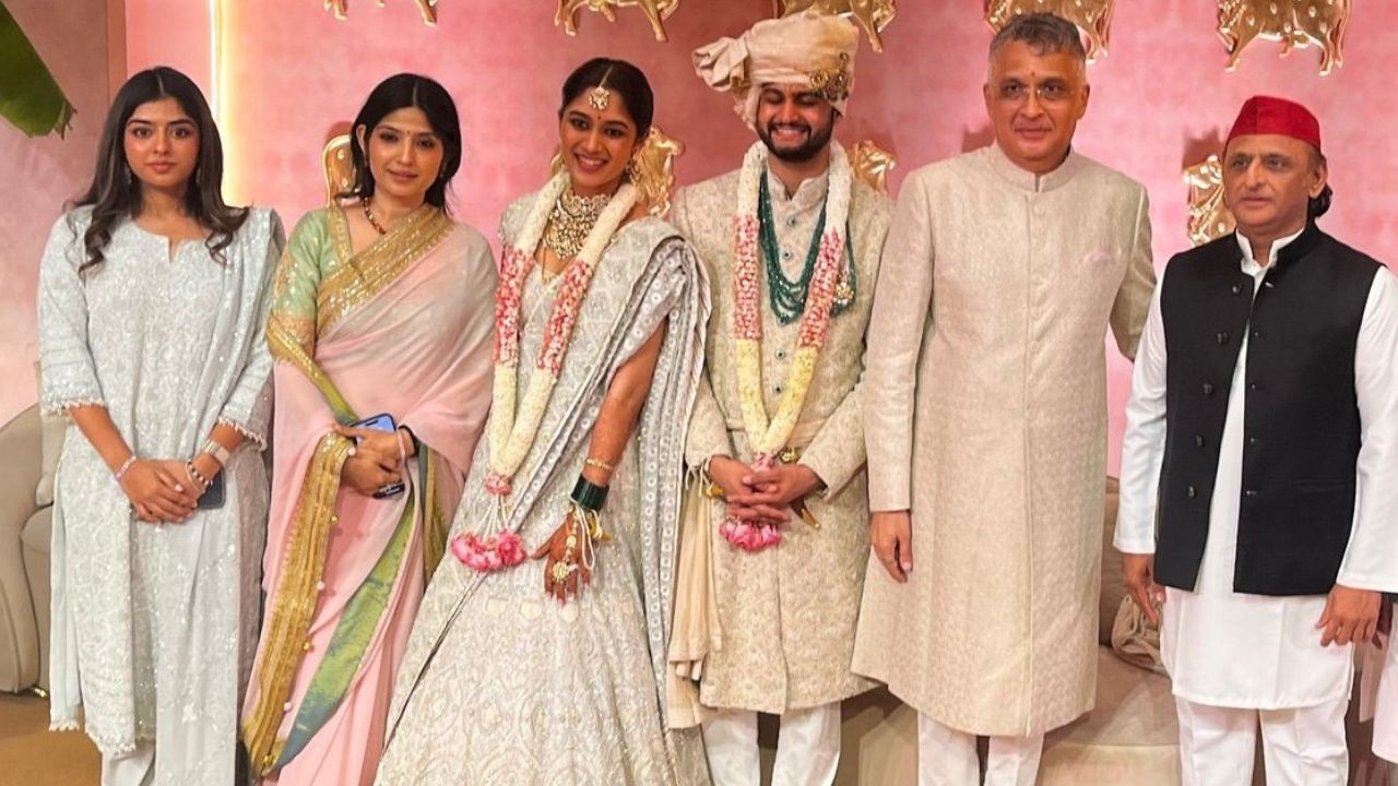 Aditi Yadav ने खींचा सबका ध्यान, पिता Akhilesh Yadav और मां Dimple Yadav के साथ दिखी क्यूट लुक में