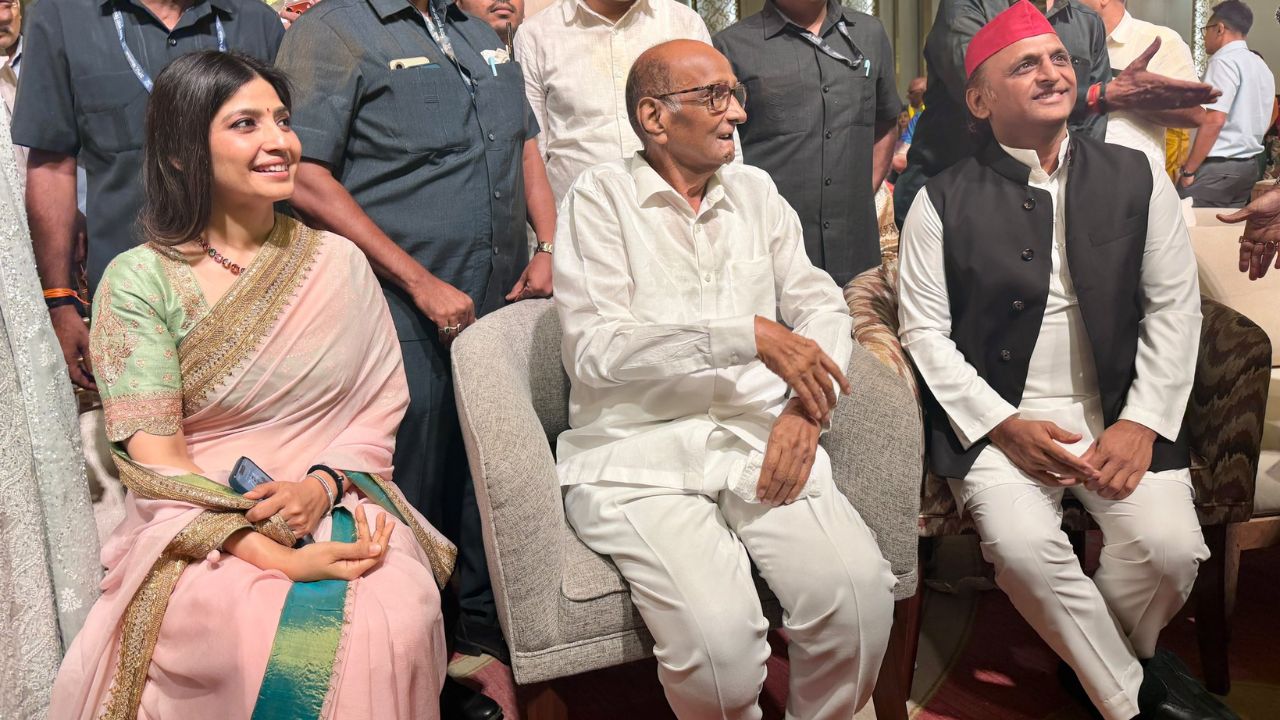 शरद पवार की पोती की शादी में परिवार समेत शामिल हुए सपा प्रमुख अखिलेश यादव, देखें खास झलकियां
