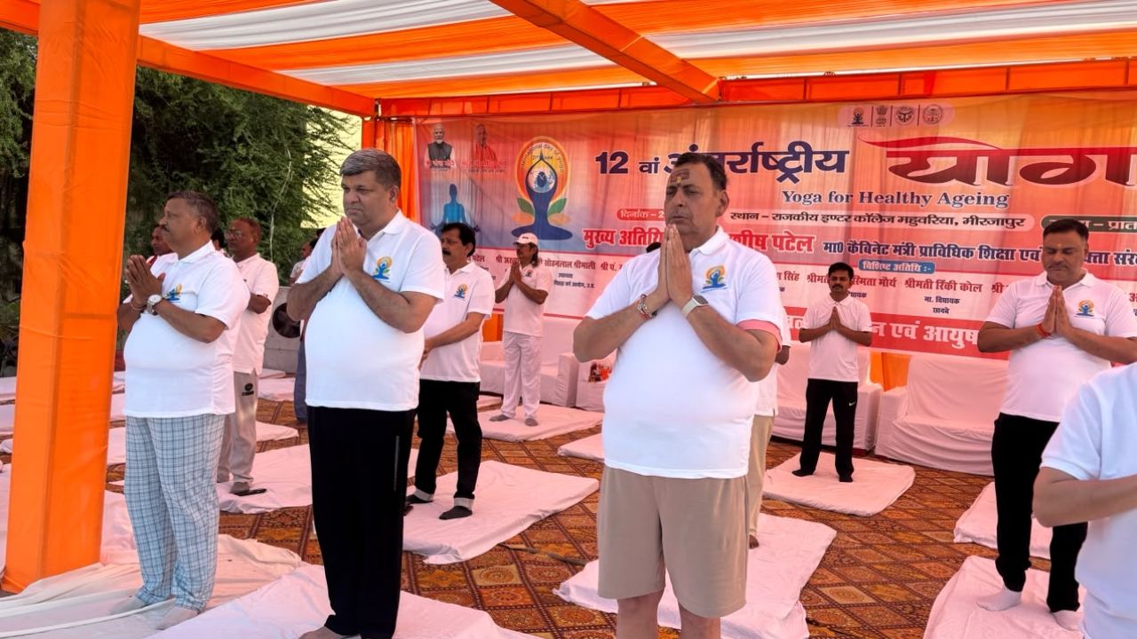 “दुनिया अपना रही भारत की प्राचीन धरोहर”; योग दिवस पर मिर्जापुर में हजारों लोगों ने किया सामूहिक योगाभ्यास