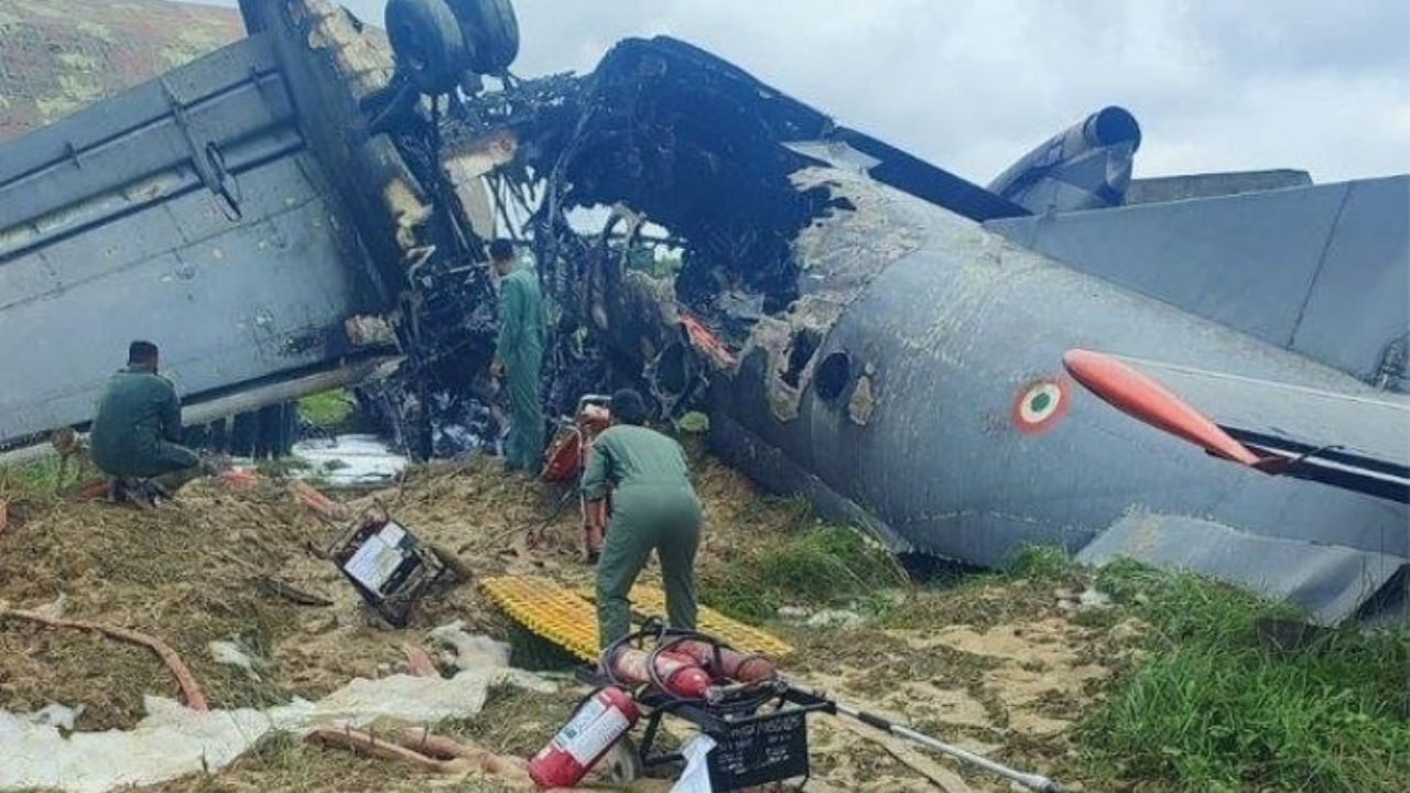 Assam Plane Crash: जोरहाट एयरबेस पर वायुसेना का विमान दुर्घटनाग्रस्त, जानें कैसे हुआ भीषण हादसा?