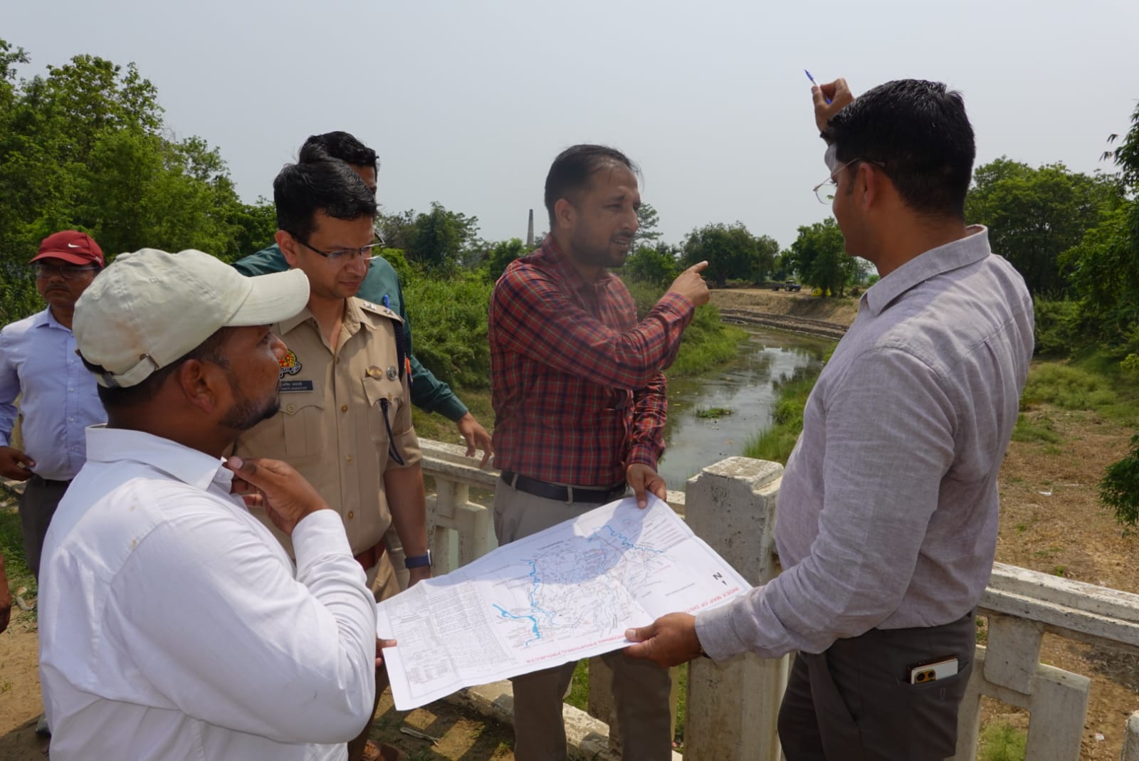 Maharajganj: बरसात से पहले चर्चित महाव नाले का DM-SP ने किया निरीक्षण, जानिए कैसे रोकेंगे कटान?