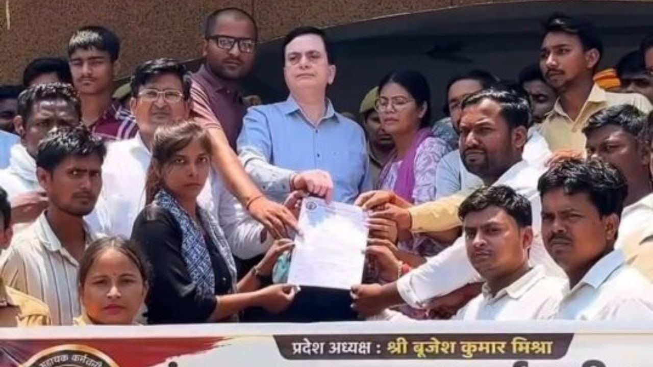 बलरामपुर में आर-पार के मूड में पंचायत सहायक, बोले- मांगें नहीं मानीं तो पूरे यूपी में होगा बड़ा आंदोलन