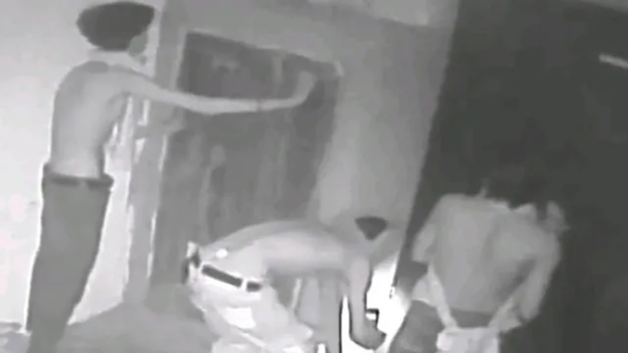 CCTV में कैद हुआ बैंक चोर! पहचान बताने वाले को मिलेगा 5000 रुपये इनाम, बिहार पुलिस ने जारी की तस्वीर