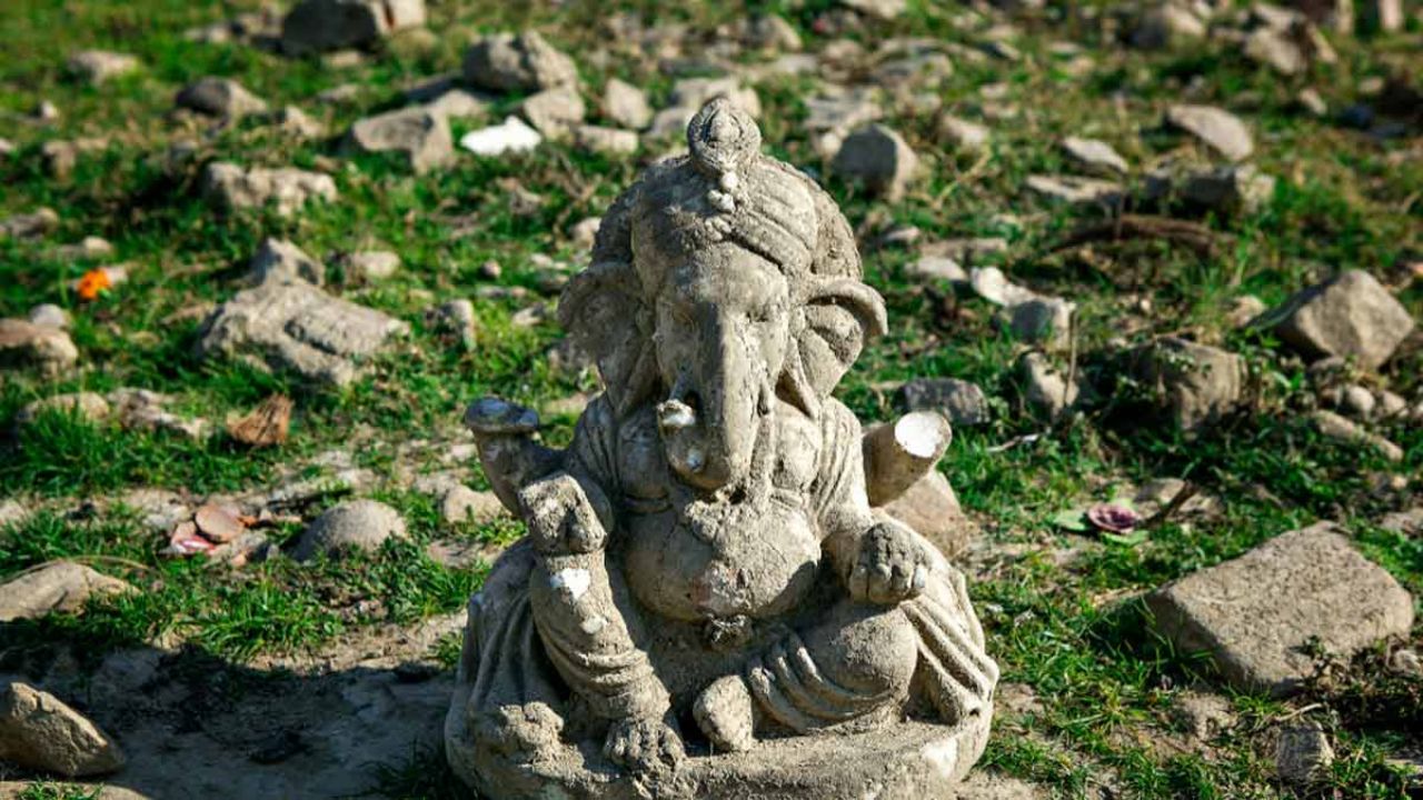Home Vastu Tips: घर की सुख-शांति चाहिये तो तुरंत हटा दें ये चीजें, वास्तु में बताया गया ये  कारण