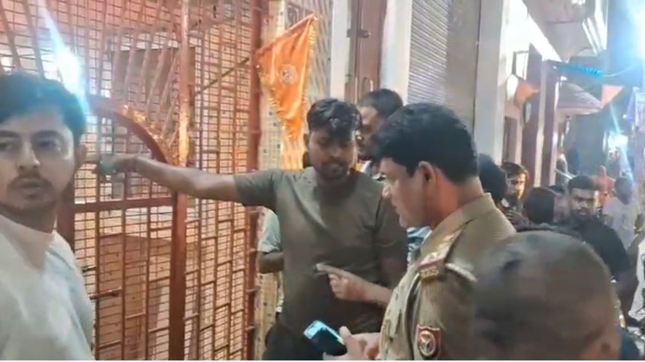 राधा कृष्ण मंदिर में घंटा चोरी की कोशिश! लोगों ने रंगे हाथ दबोचे तीन युवक, टूटी खिड़की ने बढ़ाया शक