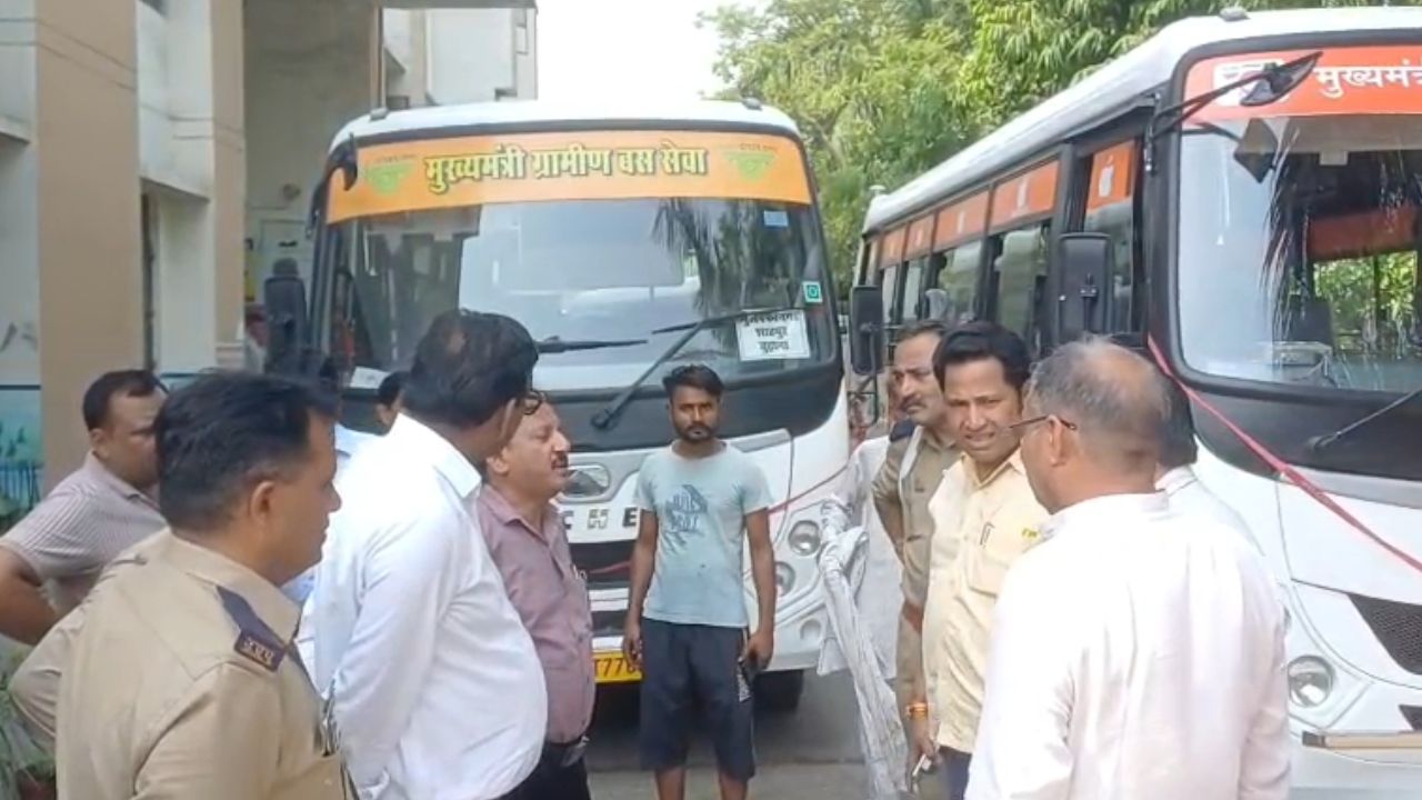 मुजफ्फरनगर : डग्गामारी और चालानों से परेशान बस संचालकों का प्रदर्शन, बोले- CM को सौंप देंगे बसों की चाबियां